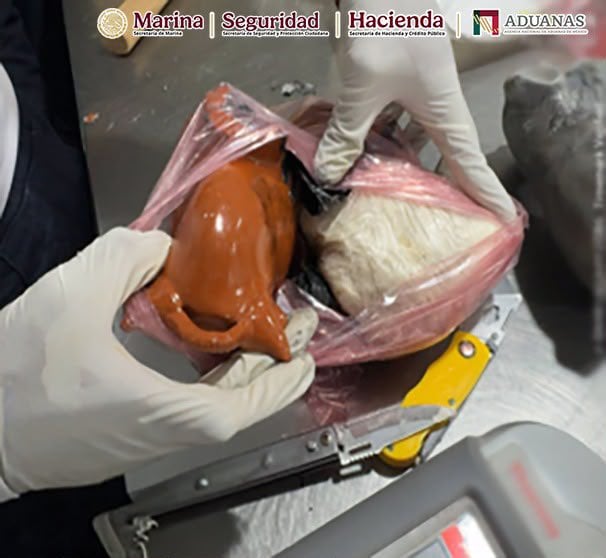 Decomisan más de 8 kilos de cocaína ocultos entre artesanías en el AICM
