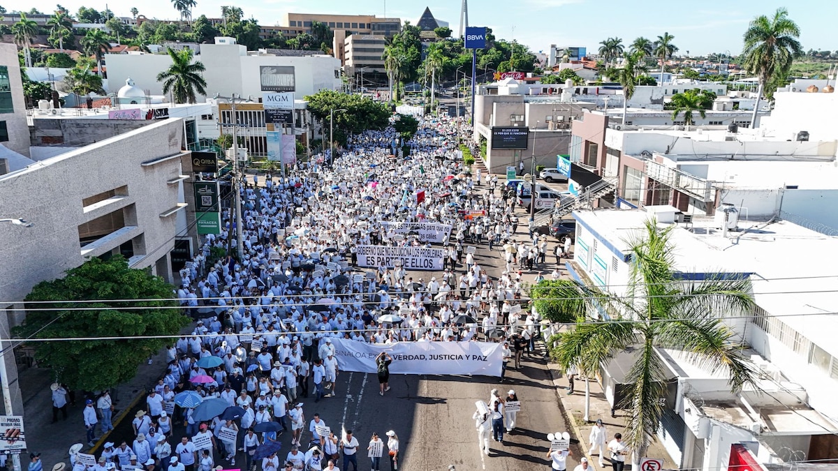 Marchan en Culiacán a dos años de violencia y rezan por la paz; obispo pide ‘elegir la vida’