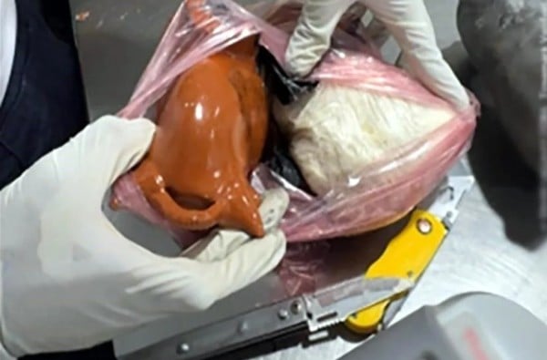 Aseguran en AICM 8.6 kilos de cocaína oculta en artesanías