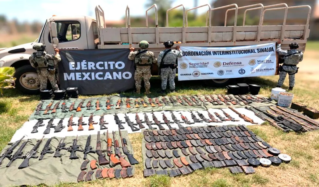 Hallan arsenal oculto bajo tierra en Rosario; aseguran 69 armas de fuego