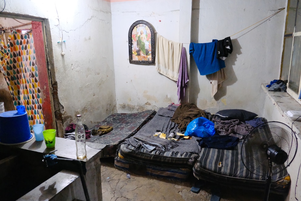 Fotos del hospital clandestino del CJNG: así vivían los reclutas heridos entre muletas, colchones rotos y altares a la Santa Muerte