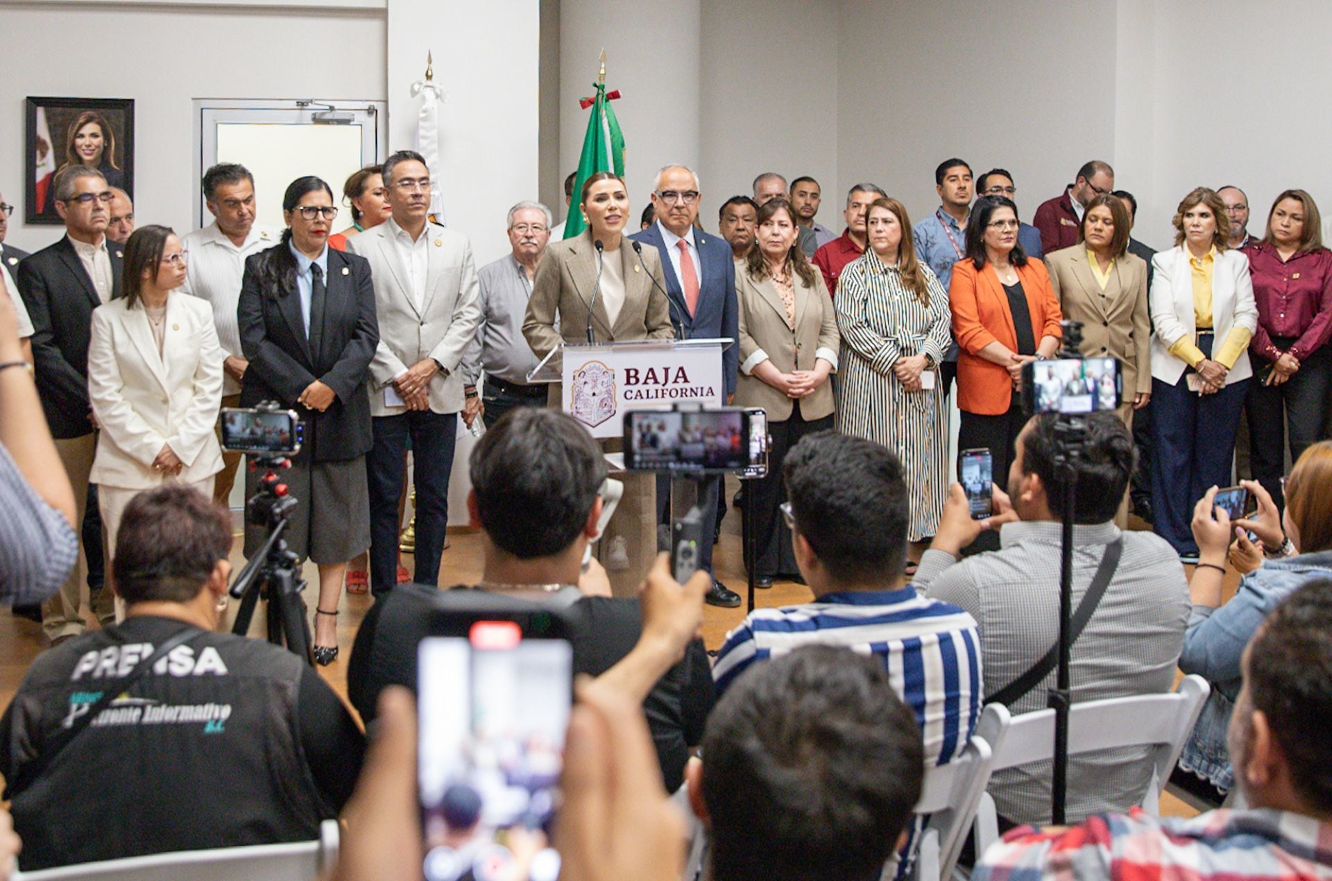 TIJUANA, BAJA CALIFORNIA 12MAYO2025.- La gobernadora, Marina del Pilar Ávila, aseguró que la cancelación de su visa para ingresar a Estados Unidos no obedece a ningún delito o falta, sino que se trata de una decisión administrativa sin explicación oficial. Acompañada por titulares de las dependencias del gobierno estatal, afirmó estar tranquila y con la conciencia limpia. “No se ha comunicado la causa de esta medida, pero no hay acusación, no hay delito, no hay falta que perseguir”, aseguró. Ávi