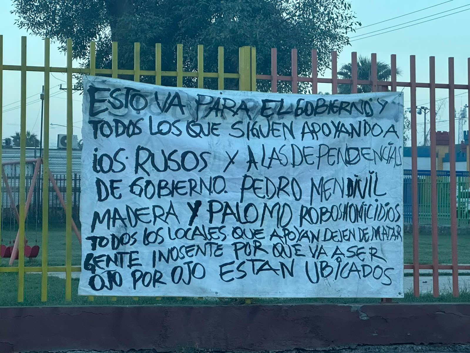 Localizan narcomanta contra autoridades policiales en preescolar de Mexicali