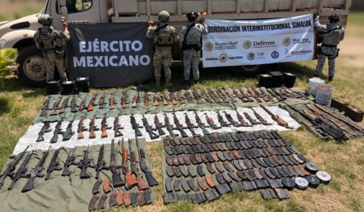 Ejército asegura arsenal con 59 armas de alto poder en El Rosario, Sinaloa; había un Barrett y una Browning calibre .50