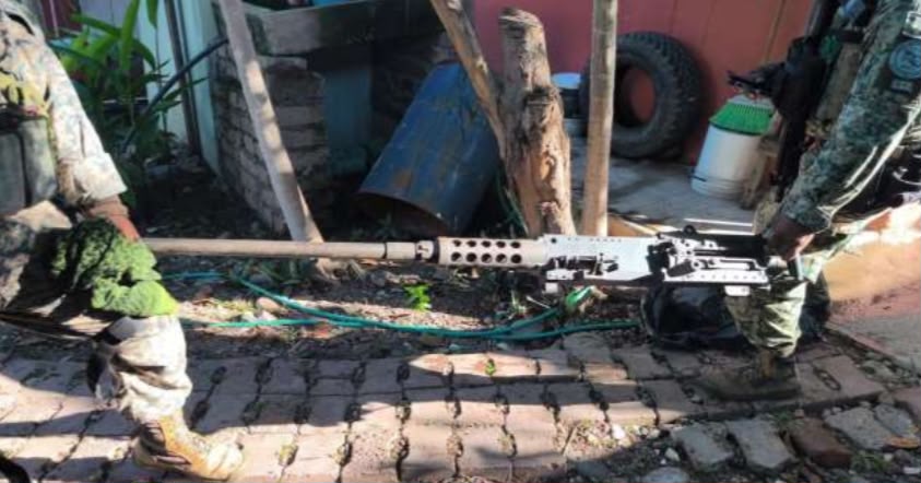 Encuentra Ejército arsenal en Rosario, Sinaloa; aseguran fusil Barrett .50, ametralladoras y 65 armas largas