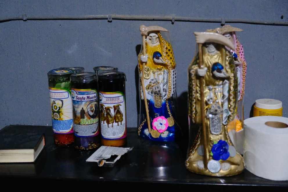 Fotos del hospital clandestino del CJNG: así vivían los reclutas heridos entre muletas, colchones rotos y altares a la Santa Muerte