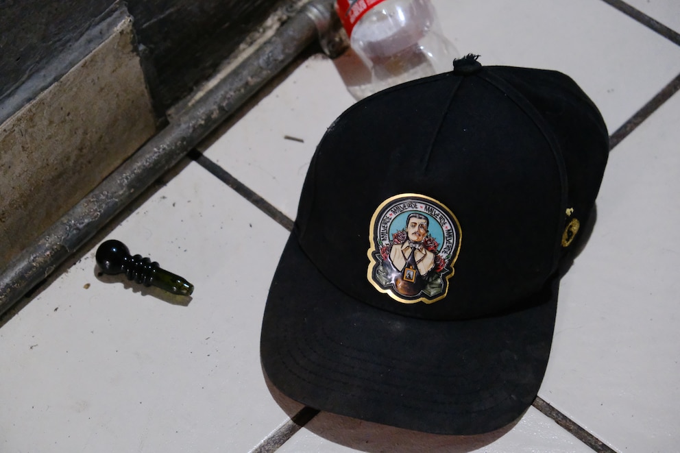 Fotos del hospital clandestino del CJNG: así vivían los reclutas heridos entre muletas, colchones rotos y altares a la Santa Muerte