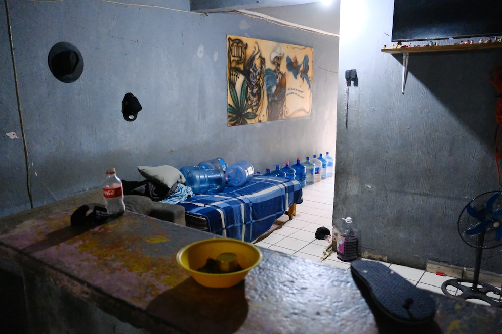 Fotos del hospital clandestino del CJNG: así vivían los reclutas heridos entre muletas, colchones rotos y altares a la Santa Muerte